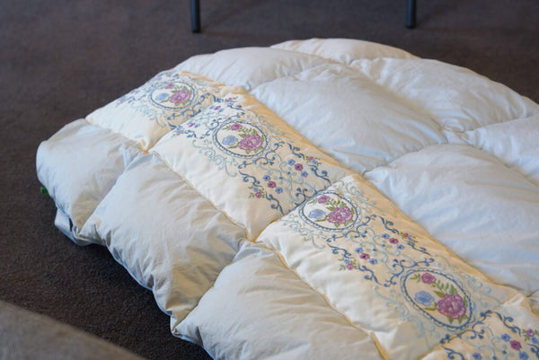 丸八真綿の羽毛布団。シルク生地で刺繍入りでも丸洗いクリーニングできます！