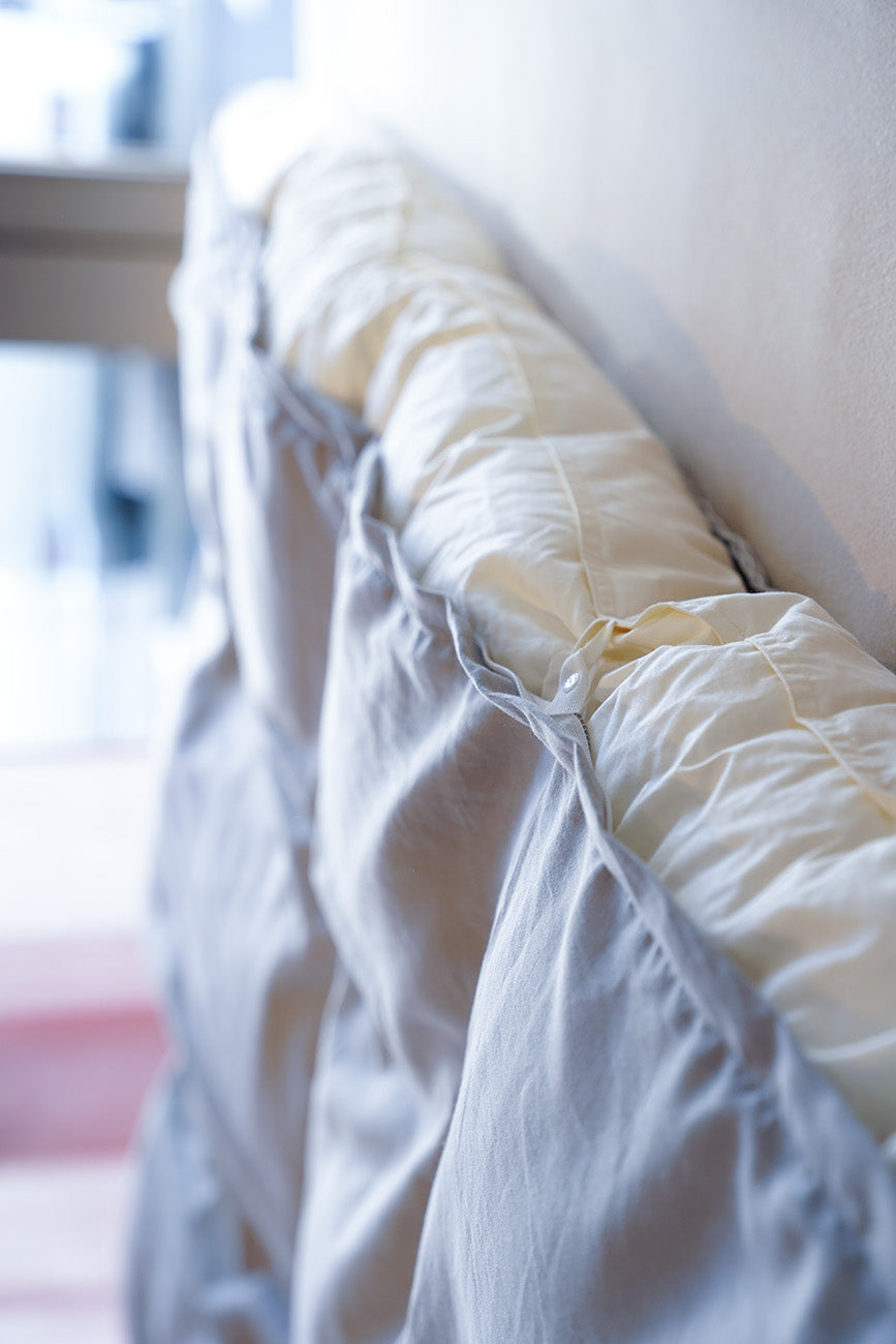 羽毛布団に付けるカバーリングは、軽くて柔らかいものが良い。